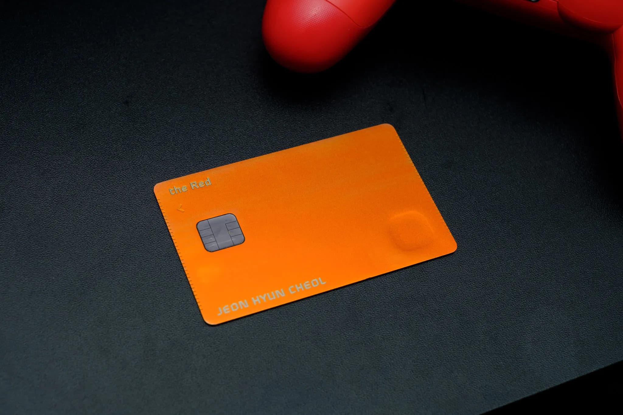 조금 두껍고 무거웠던 구형 메탈카드 형식