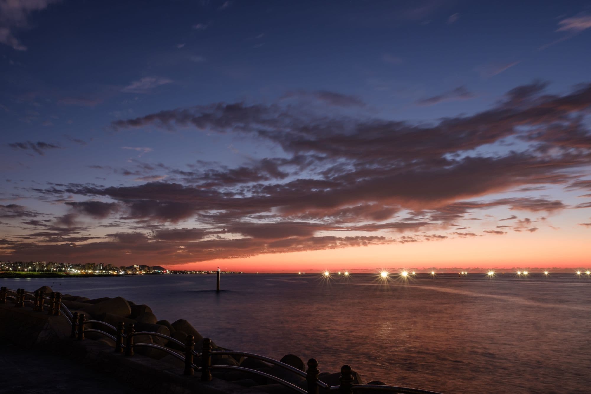 빛을 밝히고 있는 배들