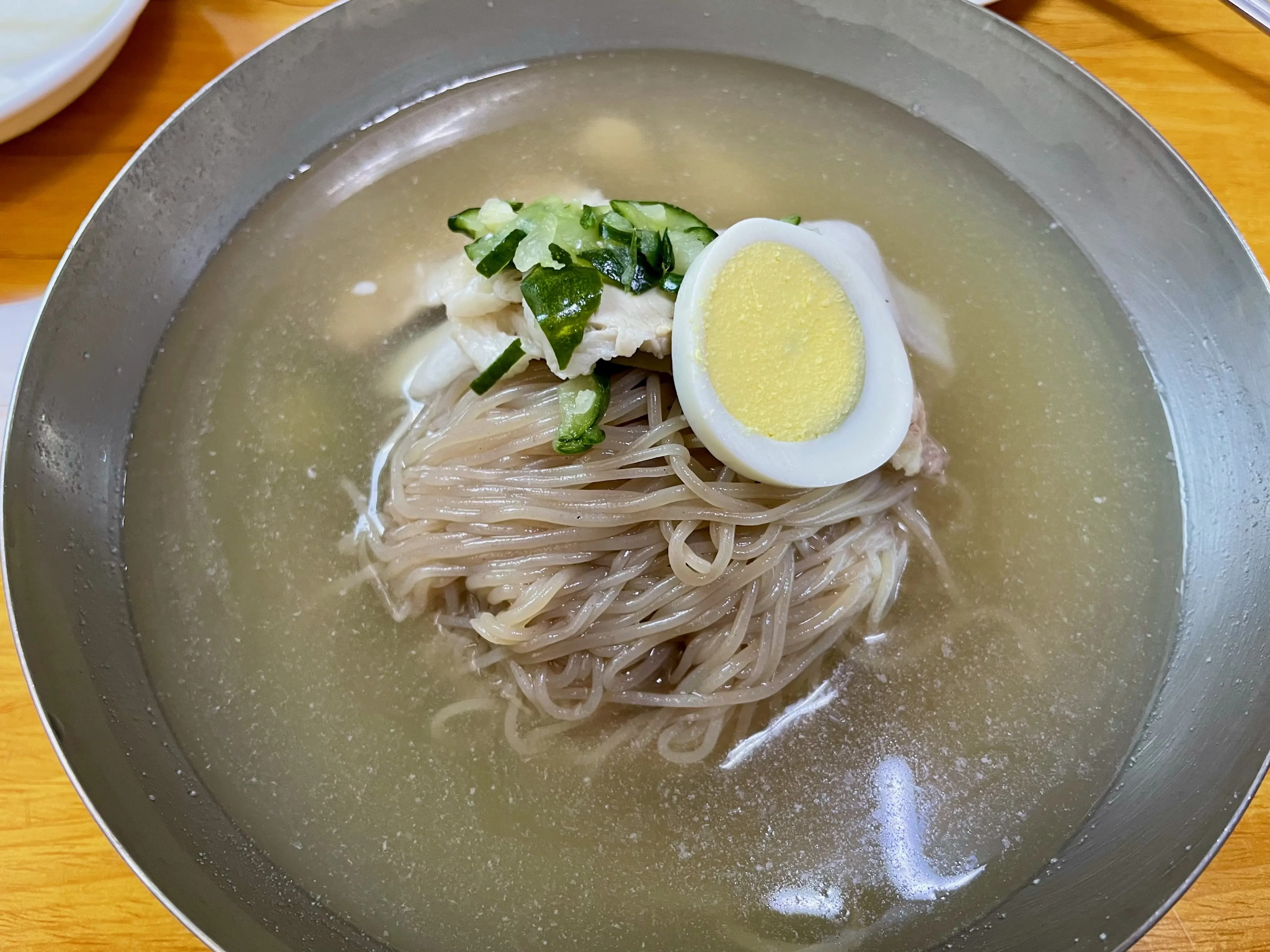 사실 닭무침이 먹고 싶었어